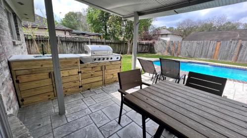 Cloverleaf House | Private Pool, Pool Table, Outdoor kitchen,Spa