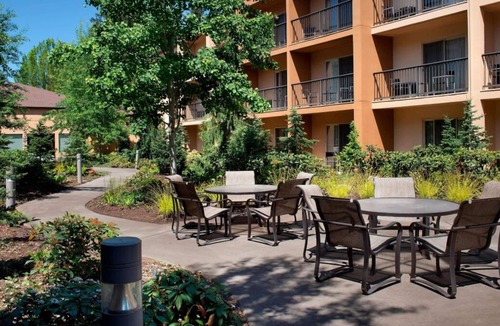 Tanasbourne House | Quick Drive to Winthrop Park! 2 Comfortable Pet-friendly Units, Swimming Pool!