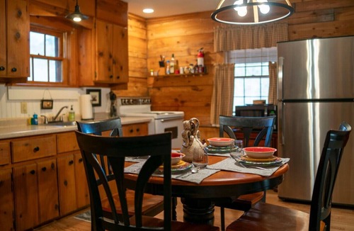 Eureka Springs Cabin | Redbud Valley Cabin 6 Downtown 3mi+Wifi+Pond+Parking