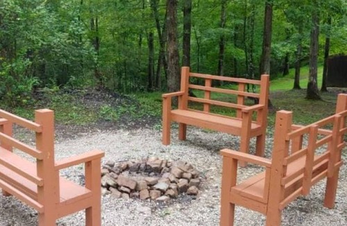Zoe Cabin | Ron's Big House is a beautiful 4-bedroom cabin in Cliffview Resort with Wi-FI.