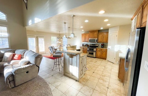 Sandy House | Sandy Pool House, Bar, Hot Tub and Gym, Sleeps 11!
