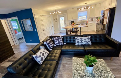 Downtown House | Short bike or walk to Downtown Bentonville Square & The Momentary!