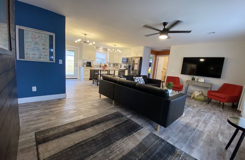 Downtown House | Short bike or walk to Downtown Bentonville Square & The Momentary!