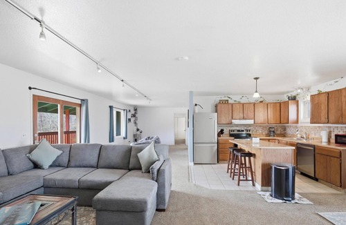 Gateway Apartment | Spacious 3-bd 2 ba in Palmer w/Large garage in Prime Location & Scenic views