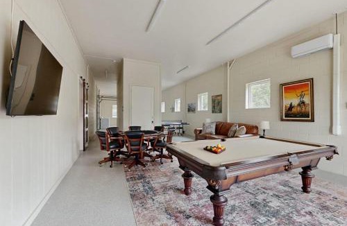 Point Venture House | Spacious House with Ping-Pong and Pool Table, Balcony with Water and Sunset View