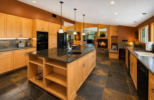 Leavenworth House | Stargaze | Views | Hot Tub | Dogs | BBQ | Firepit