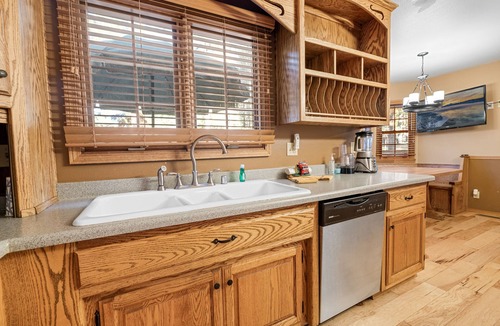 Evergreen Estates Cabin | Starlight Summit -Walk to Slopes, Hot Tub, Pool Table