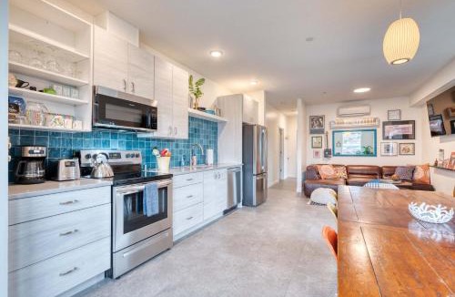 Hosford-Abernethy House | Stay Portland - Crossroads Vintage Funk Penthouse - 94 WalkScore