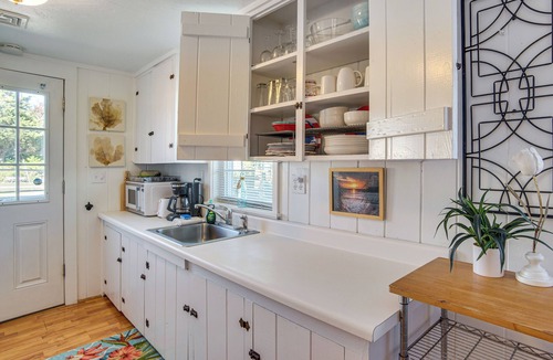 West Hyannisport Cottage | Steps to Eats & Craigville Beach! Cape Cod Cottage