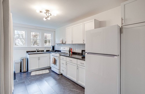 Three Oaks House | Steps to Journeyman - Cozy Stay - Fast Wi-Fi - Pets OK - Near Lake Michigan