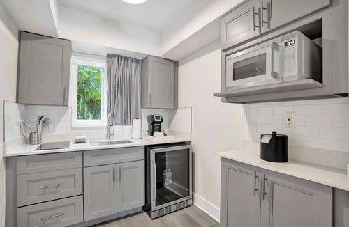 Galt Mile Apartment | Studio w/Kitchenette, 2 Doubles & Pool, Ft Laud