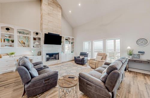 Gilchrist House | Stunning Beachfront Cargo Lift Sleeps 14