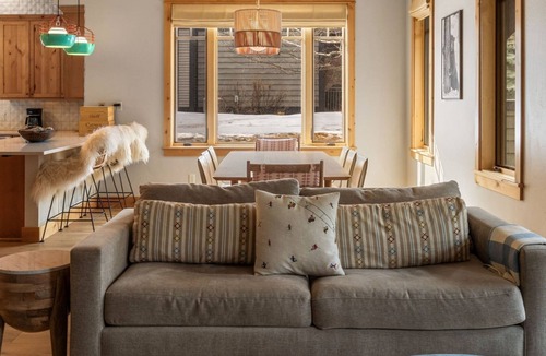 Big Sky House | Stunning, Modernized Town Center Home! Hot Tub! 15 Min Drive to Resort!