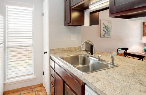 Sailhouse Condo | Stylish Bayside Retreat: Pool, Tennis, Boat Launch – Near Dining & Shopping