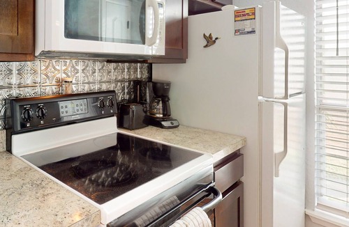 Sailhouse Condo | Stylish Bayside Retreat: Pool, Tennis, Boat Launch – Near Dining & Shopping
