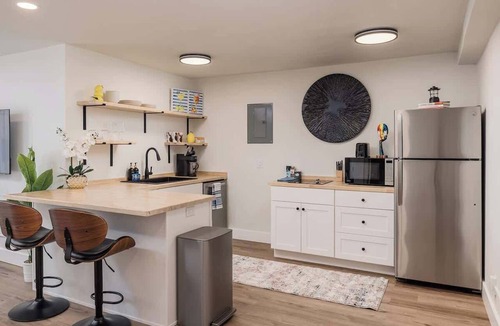 Downtown Anchorage Apartment | Stylish Downtown Studio - Free Parking plus Kitchen