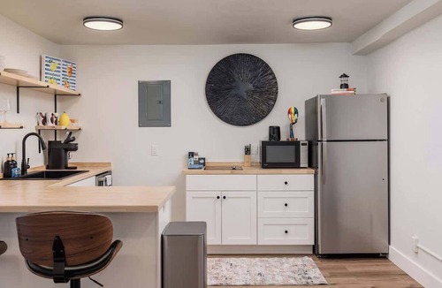 Downtown Anchorage Apartment | Stylish Downtown Studio - Free Parking plus Kitchen