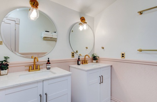 Springville Hotel | Suite 7 | Historic Art City Inn