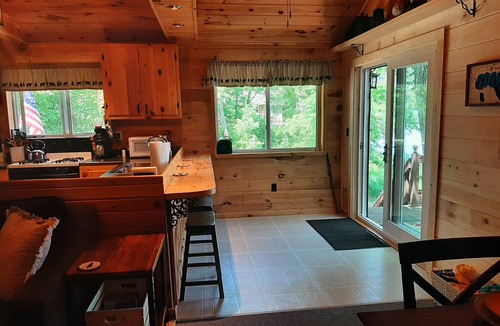 East Corinth Cabin | Sunrise Views Cabin with AC, Game Room & Bar