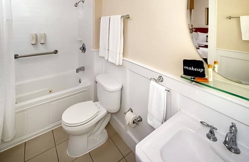 Berea Hotel | Timeless Room w/Refined Charm Near Berea College - Rich Heritage Retreat!