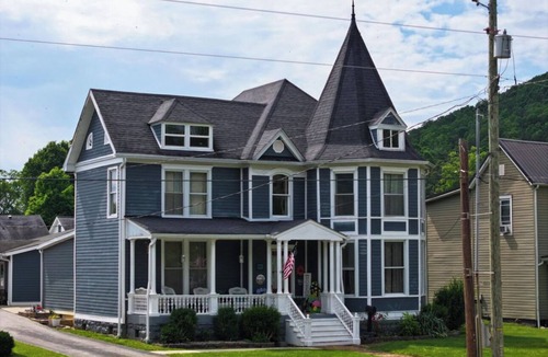 Irvine Bed & Breakfast | Traditional Bed & Breakfast in Irvine KY with Swimming pool, Wi-Fi Room 2