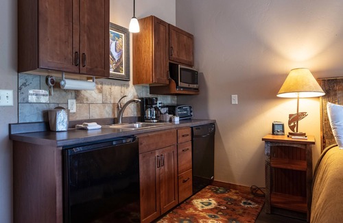 Livingston Cabin | Yellowstone Valley Lodge, an Ascend Collection Hotel