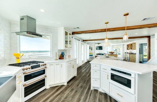 Pirates Beach House | Your pineapple under the sea awaits! Beachfront, Huge Deck, Beach Equip & More