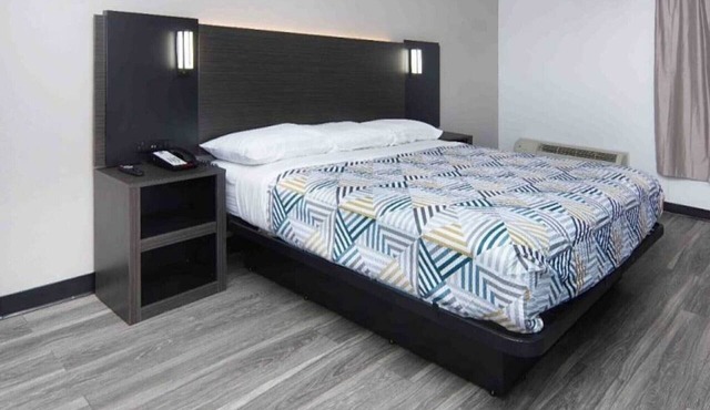 1 King Bed | Non-Smoking