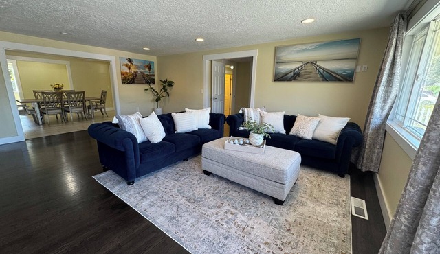 11 Guest Spacious 6-bedroom house in wonderful Clackamas with AC, WiFi