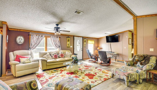 13 Mi to Silver Springs: Pet Friendly Getaway!