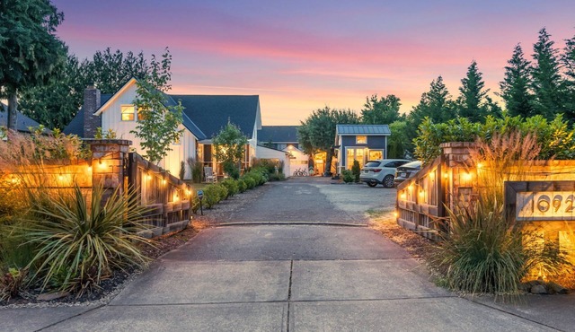 1910 Farmhouse: Chef’s Kitchen + Fire Pit + Studio - Near Wedding & Wine Country