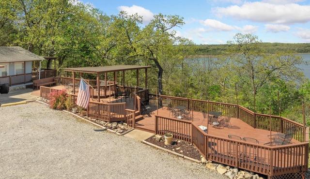 1bd/1bath cabin with beautiful views of Bull Shoals Lake.