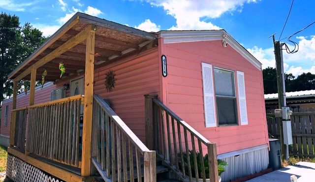 2 bedrooms, 3 beds, 2 bathrooms cozy house by the bay.
