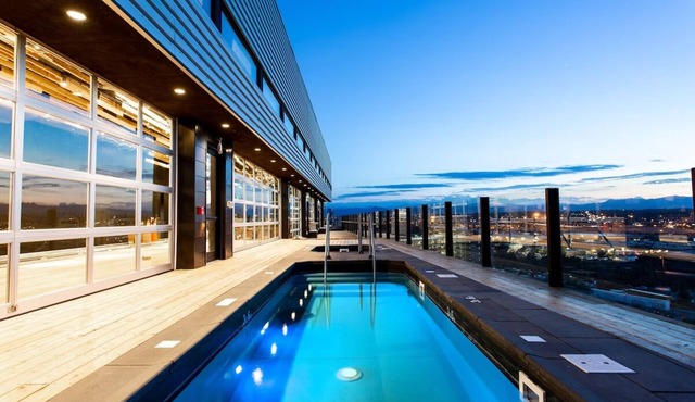 2 Queen Mountain View: The Source Hotel, Cozy Furnishings, Local Brews, in RiNo