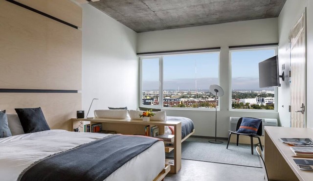 2 Queen Mountain View: The Source Hotel, Plush Mattresses, Rooftop Pool, 2 Units