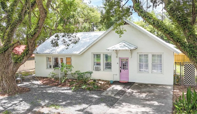 Absolutely stunning 2-bedroom cottage in Fruitland Park.
