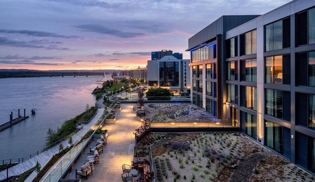 AC Hotel Vancouver Waterfront