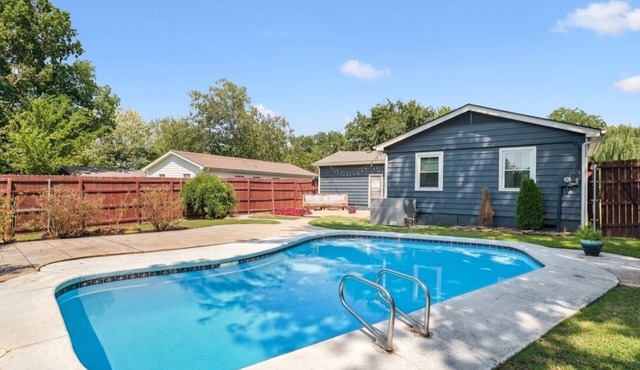 Blue Cedar Poolside Retreat: 3-bedroom home in Broken Arrow with full amenities in Broken Arrow