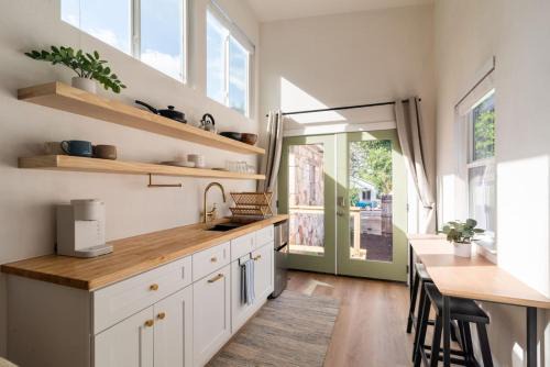 BoHo Tiny Home - Walkable to the Best of East Austin