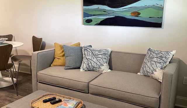 Brand New! Studio B: Sleeps 4, Walk to beach/town, seasonal pools, kitchenette