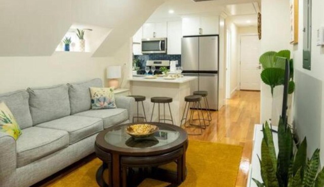 Breezy 3BR Boston Apt - Bathtub, Parking, TV, Walk to Train 803