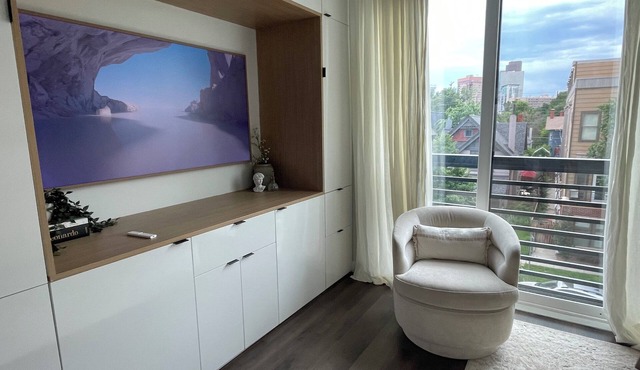 Central 1BR with Downtown View, BBQ, Fire Pit, Courtyard