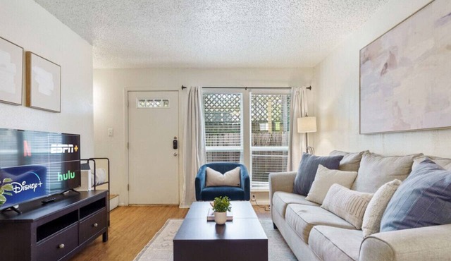 Central Austin 2 Story Apt | Sleeps 4 + Free Prkg
