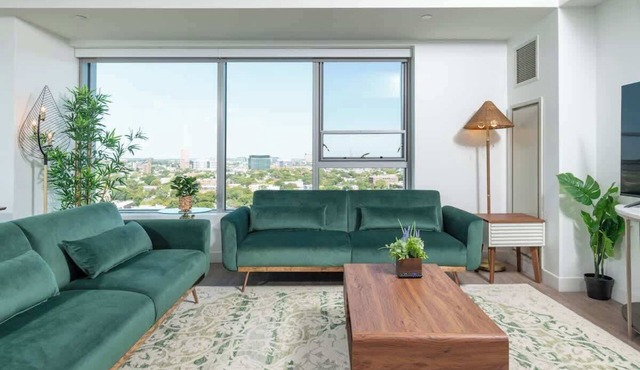 Central Square 3BR Condo with Downtown View, Gym and Parking! 8 Sleeps
