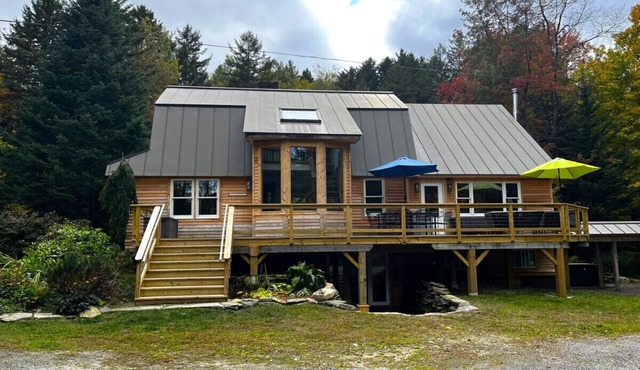 Chalet- Stream, A/C, Hot Tub, min to Lake and Ski
