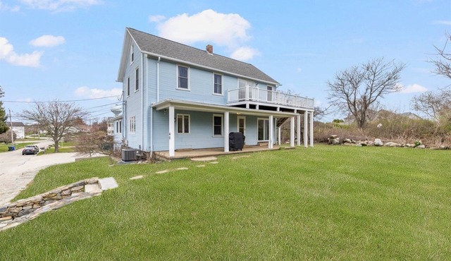 Charming 2-bedroom in delightful Narragansett with WiFi, AC. Walk to beach!