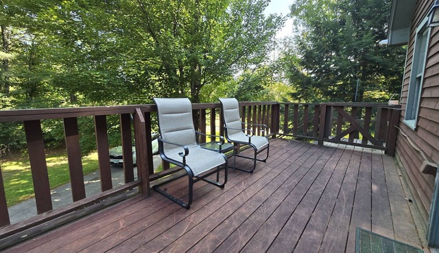 Charming 3-bedroom house with WiFi, AC in amazing Barnstead