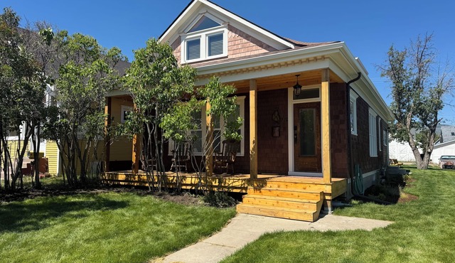 Charming Vintage Retreat in the Heart of Anaconda.