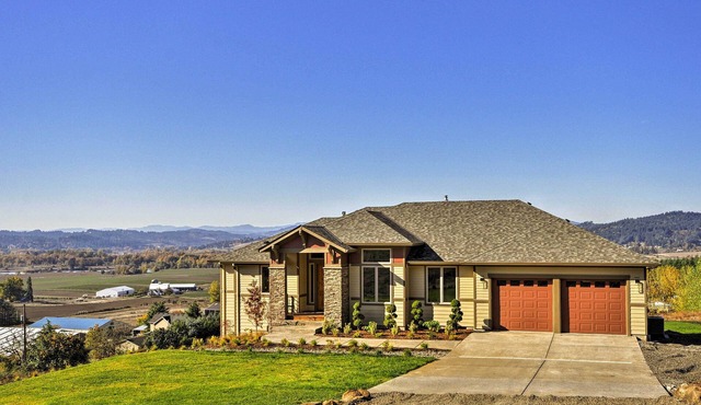Chic Willamette Valley Home w/Deck & Vineyard!
