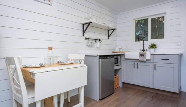 Clean & Private Escape! Tiny home style
